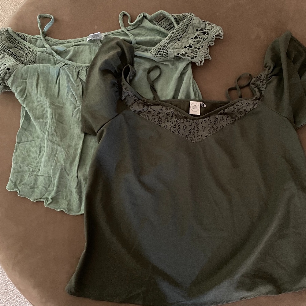 lot of 2 like new Top/blouses size junior (Large)